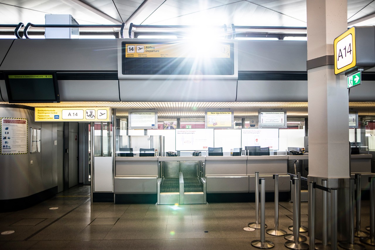 Während die Läden schon längst geschlossen und die Fluganzeigen geleert sind, heißt es nun ein allerletztes Mal in TXL: Der Check-in ist geöffnet. (Bildquelle: BER / photothek.de)